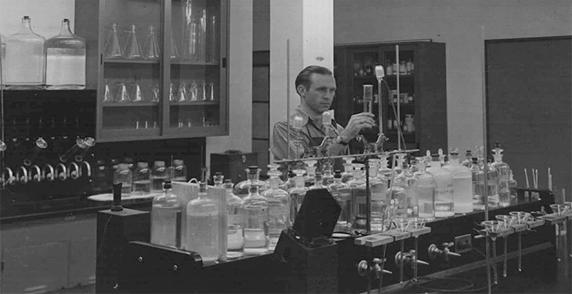化学家Paul Bodenhofer在化学实验室<a href='http://ga1r.pulounge.com'>188bet棋牌平台</a>. 1942年2月9日.